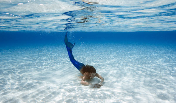 Mermaid Finds Starfish - Mermaid Model Under Water