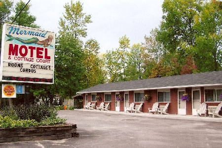 Mermaid Motel Cottage - Mermaid Sign