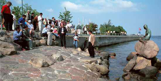 Copenhagen mermaid crowd - Mermaid Statue