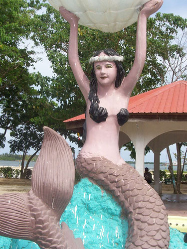 Mermaid Holding Clam - Mermaid Statue