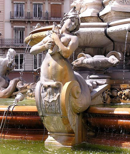 Mermaid statue in fountain - Mermaid Cake